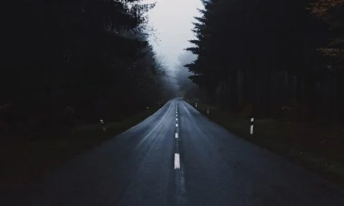 ما تفسير رؤية المشي في الليل في المنام للعزباء؟