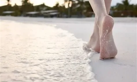 تعرف على تفسير رؤية المشي في الماء الصافي في المنام للعزباء