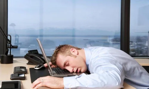 تعرف على أهم 20 تفسير لابن سيرين لرؤية النوم في العمل في المنام