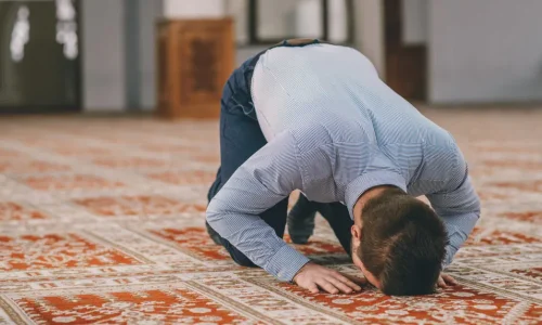 اكتشف أهم 10 تفسيرات لابن سيرين لرؤية الميت يصلي في الحلم