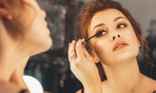 ما هي أهم تفسير ات رؤية وضع المكياج للعزباء في المنام؟