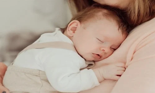 اعرف على أهم 20 تأويل لرؤية الميت يحمل طفلة صغيرة في المنام