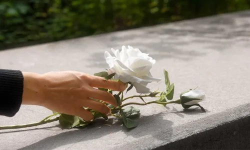 الأخطاء الشائعة التي يجب تجنبها عند إخبار شخص بخبر وفاة