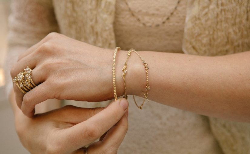 تفسير حلم لبس اسوارة ذهب في اليد اليسرى في المنام لابن سيرين