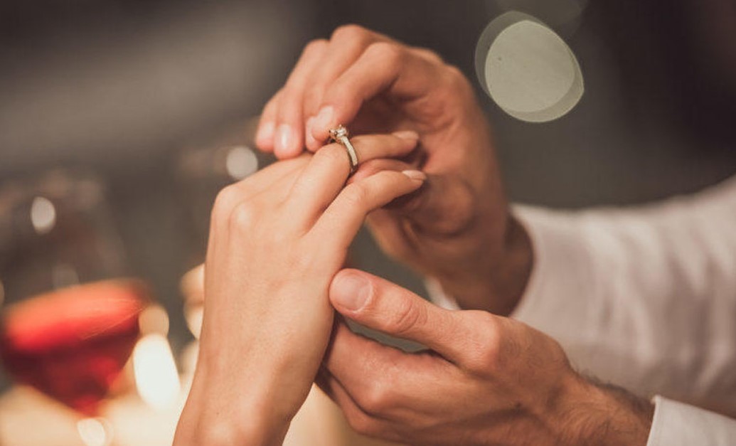 تفسير حلم الخطوبة للمتزوجة في المنام لابن سيرين