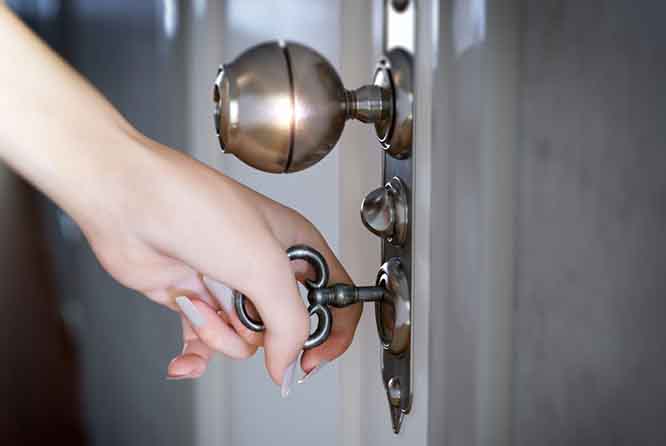 تفسير غلق الباب المفتوح في المنام للعزباء لابن سيرين