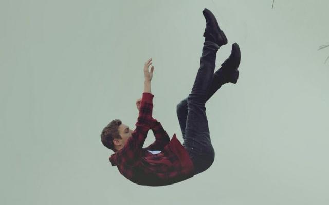 تعرف على تفسير حلم سقوط شخص اعرفه من مكان مرتفع ونجاته لابن سيرين