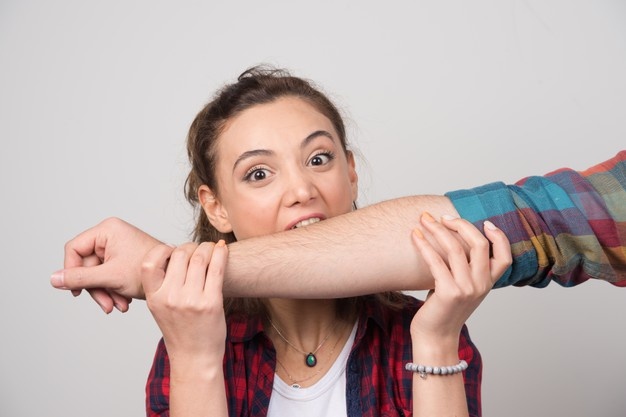 تفسير حلم العض في اليد لابن سيرين