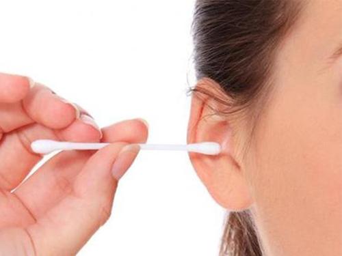 أهم 20 تفسير لخروج الدم من الأذن في المنام لابن سيرين