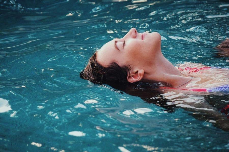 ما تفسير حلم السباحة في البحر للمتزوجة لابن سيرين