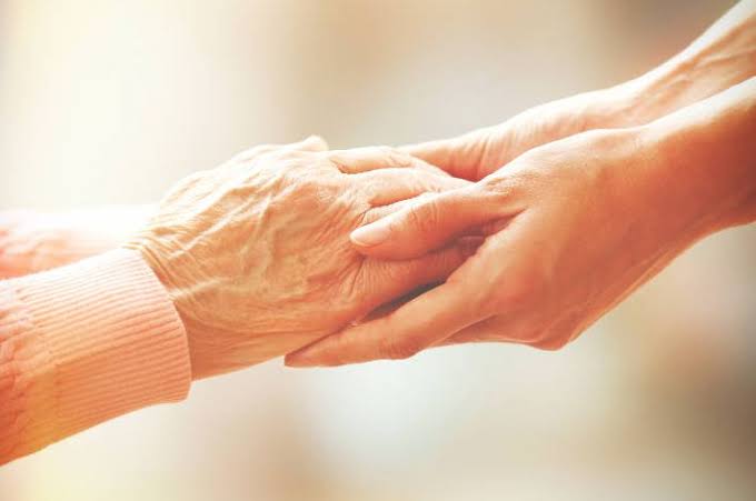 تفسير حلم تقبيل الحي للميت من الخد لابن سيرين