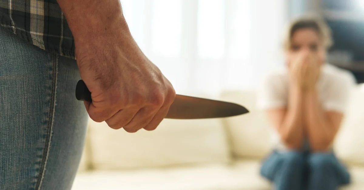 ما تفسير حلم شخص يذبح شخص آخر بالسكين في المنام لابن سيرين