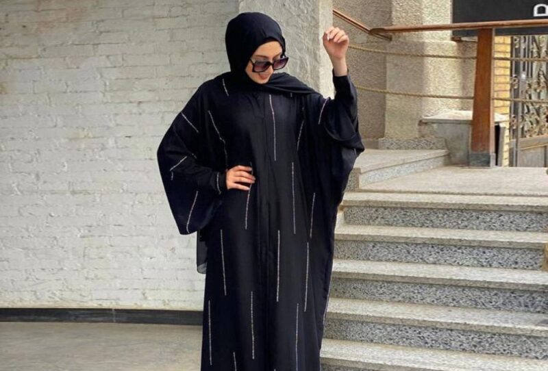 تفسير لبس العباءة السوداء في المنام للعزباء