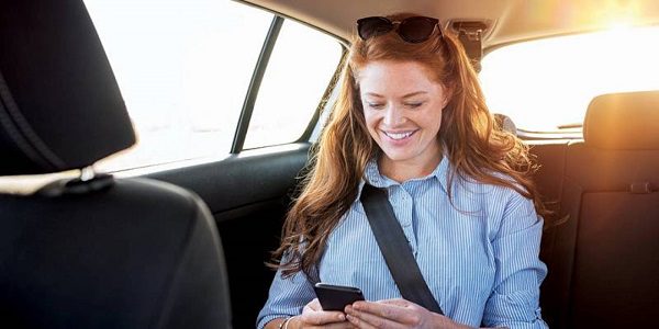 تفسير ركوب السيارة في المقعد الخلفي مع شخص أعرفه للمتزوجة