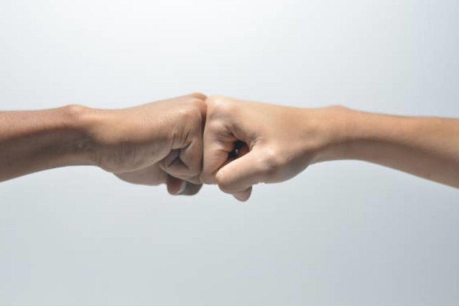 تفسير ضربت شخص اعرفه في المنام لابن سيرين