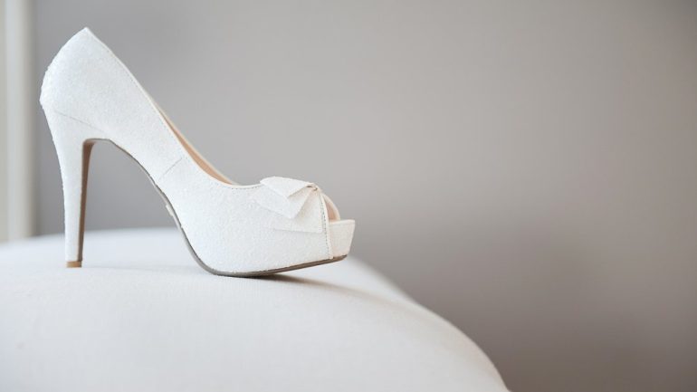 تأويلات ابن سيرين لرؤية الحذاء الأبيض في المنام للمطلقة