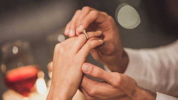 ما تفسير حلم أخذ خاتم من شخص معروف للمتزوجة لابن سيرين