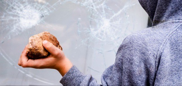 تفسير رؤية الرمي بالحجارة في المنام لابن سيرين